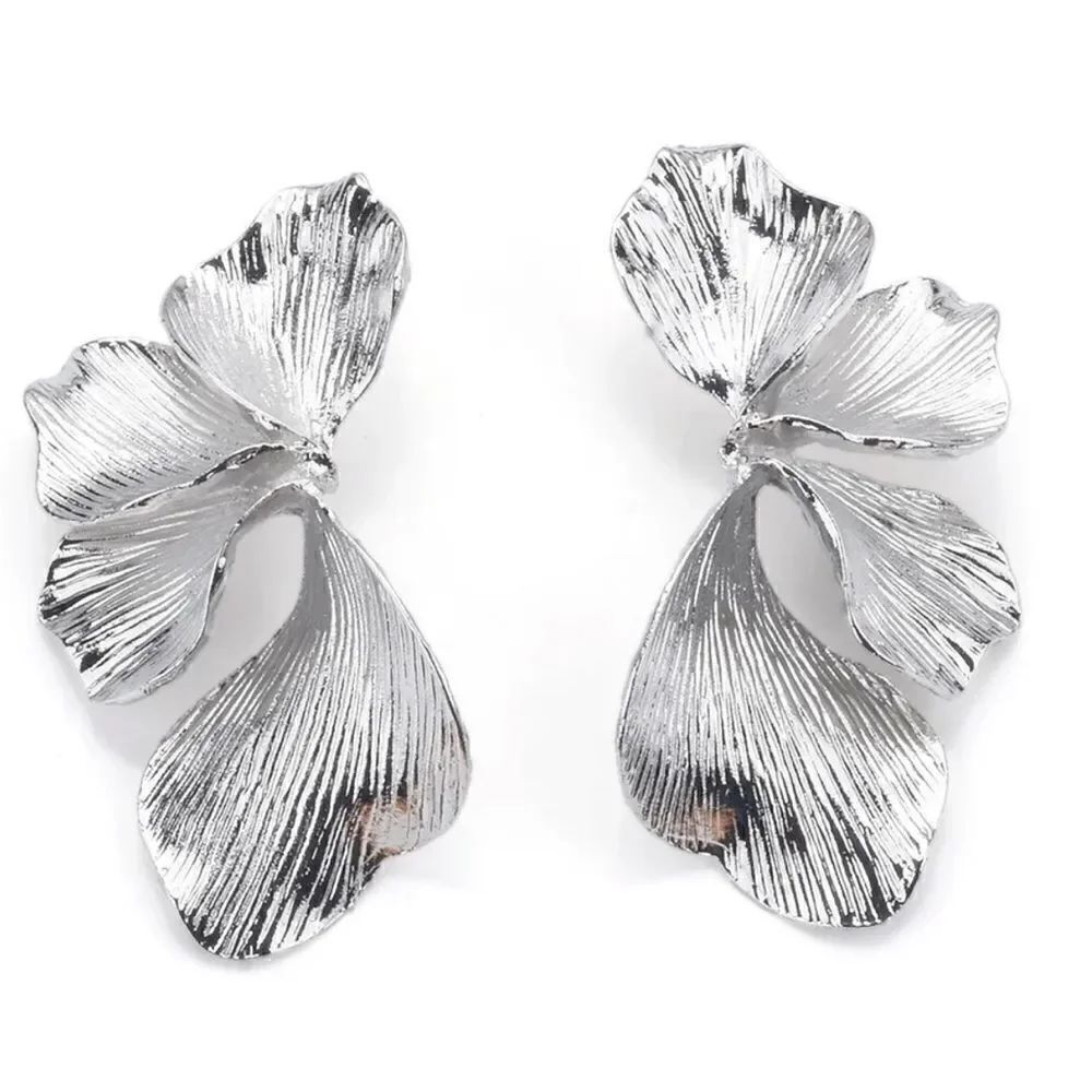 Silver flower earrings N429